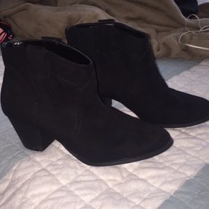 Pull-on Like New Cute Black Ankle Booties (Reposh)
